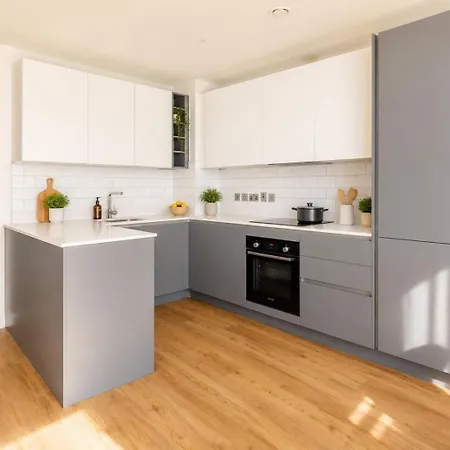 Stylish 3-bed Near Victoria Apartment *