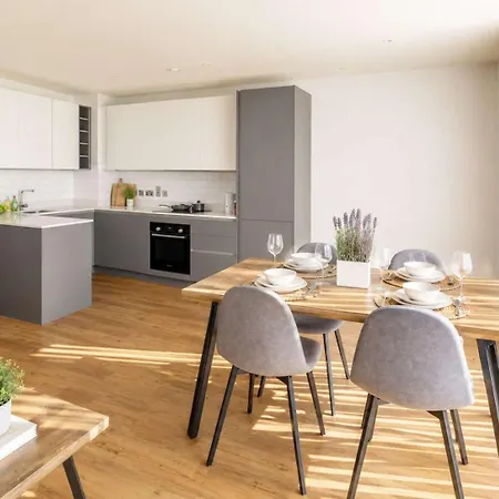 Stylish 3-bed Near Victoria Apartment Manchester