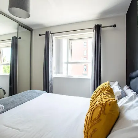 Lord Street With Free Parking & Wifi- Salford Uni, Victoria Station, Ao Arena Apartment