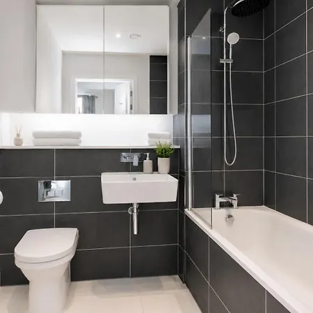 Stylish 3-bed Near Victoria