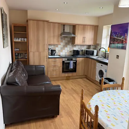 Apartmán Modern, Sleeps 10, Parking, Etihad, Coop Live, River Park, *