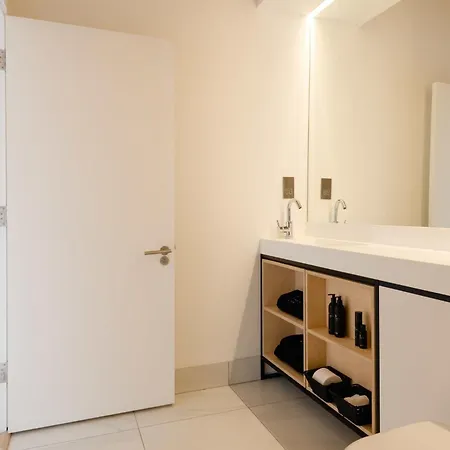 Africana At The Heim Apartman