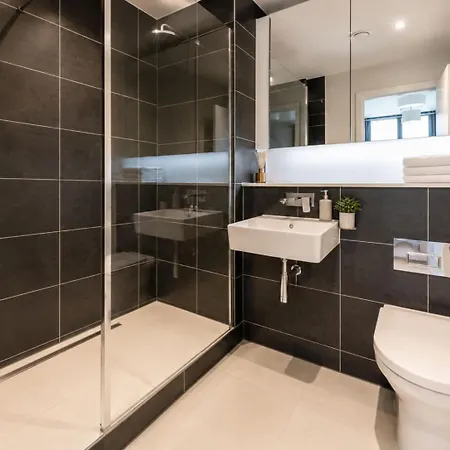 Stylish 3-bed Near Victoria Apartment *