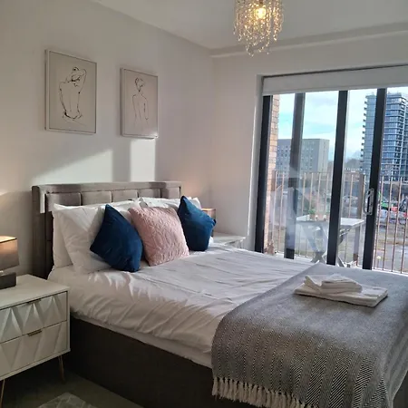 Lets Sa I 2bed 2bath L Waterfront L Private Balcony I Relaxing Retreat I Great Location Apartament Manchester
