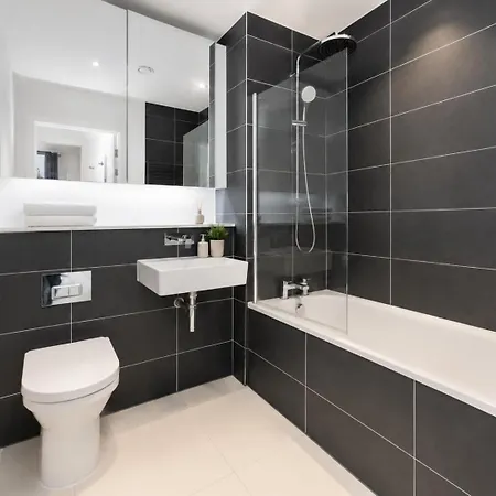 Stylish 3-bed Near Victoria