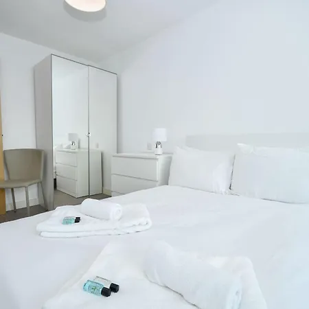 Modern 1 Bed With Views In