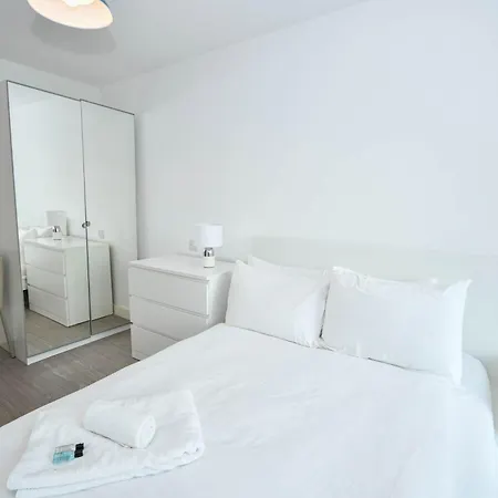 Modern 1 Bed With Views In Apartament *
