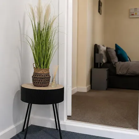 Апартаменты Elegant 1br Near Trafford Centre