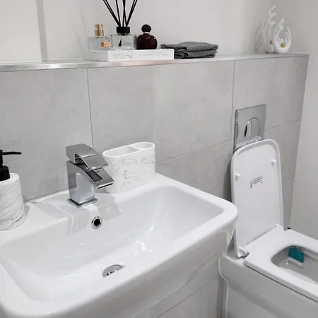 Stylish 2-bed By Cente Apartamento