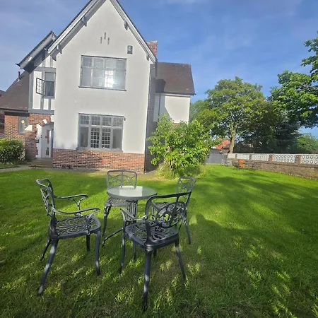 Charming Tudor White House Free Wifi مانشستر