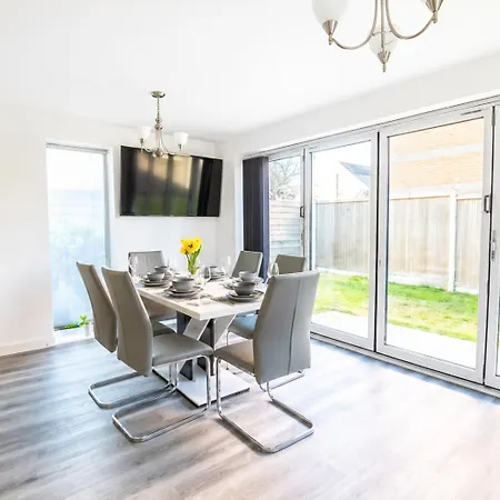 Апартаменты Luxury Deluxe - 4 Bedrooms - 6 Beds - 10 Guests - Private Parking - Contractors Welcome - Trafford Stretford