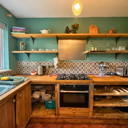 Stylish 1br Retreat With Garden And Rustic Kitchen 펜션 *