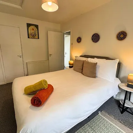 Stylish 1br Retreat With Garden And Rustic Kitchen *