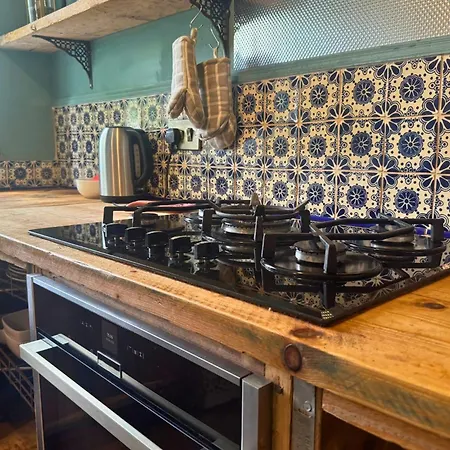 Stylish 1br Retreat With Garden And Rustic Kitchen