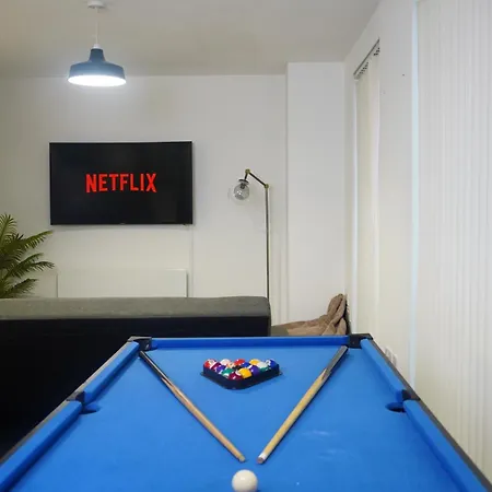 Spacious - Pool Table - Next To Ao Arena - Local Transport Links - Parking *