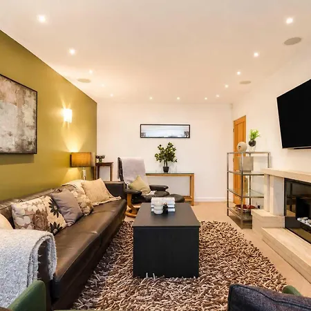 度假居 Luxury 5br Near Airport Wifi *