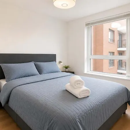 Contemporary 2 Bedroom Flat With Great Location In Salford Apartmán