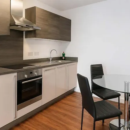 Contemporary 2 Bedroom Flat With Great Location In Salford *