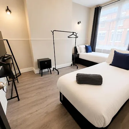 3-bed Sleeps 6 Free Parking Work Holiday home Manchester