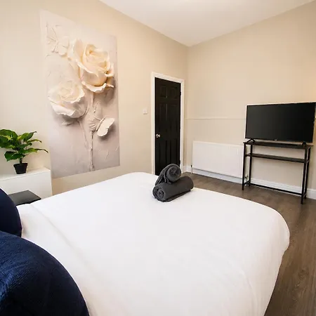 Holiday home 3-bed Sleeps 6 Free Parking Work Manchester
