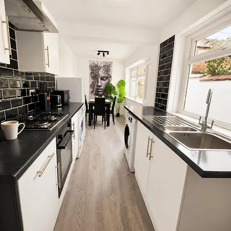 3-bed Sleeps 6 Free Parking Work *