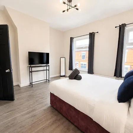 3-bed Sleeps 6 Free Parking Work Manchester