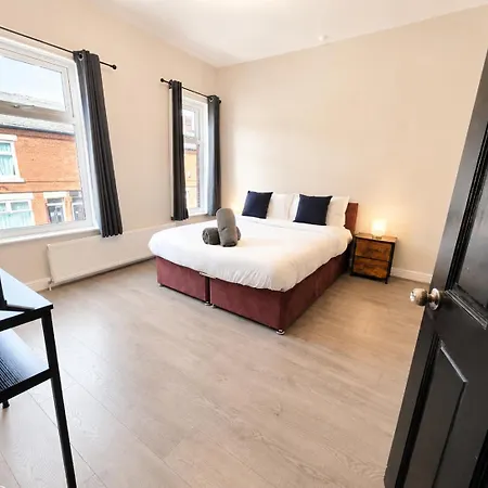 3-bed Sleeps 6 Free Parking Work Manchester