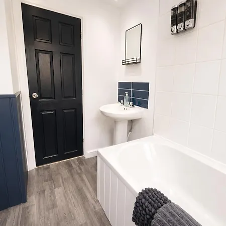 3-bed Sleeps 6 Free Parking Work