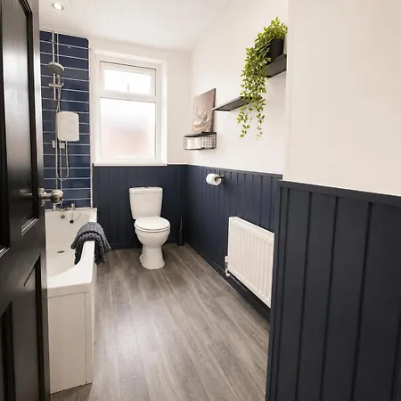 3-bed Sleeps 6 Free Parking Work Holiday home Manchester
