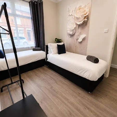 3-bed Sleeps 6 Free Parking Work Holiday home Manchester