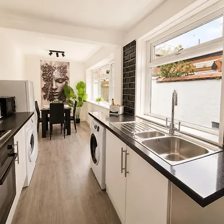 3-bed Sleeps 6 Free Parking Work *