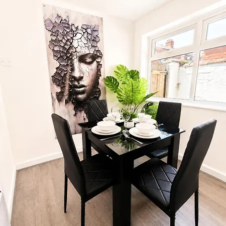 3-bed Sleeps 6 Free Parking Work *
