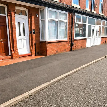 3-bed Sleeps 6 Free Parking Work *