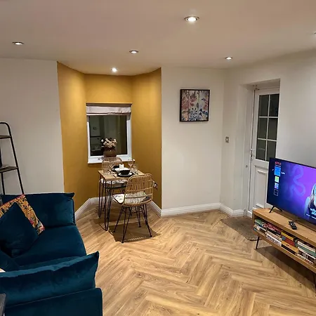 2-bed Flat In West Didsbury Near Fletcher Moss Manchester