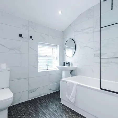 Game Zone, Trafford Centre Nearby, Sleeps 8 * Манчестер