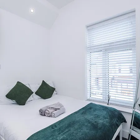 Game Zone, Trafford Centre Nearby, Sleeps 8 *