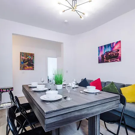 Game Zone, Trafford Centre Nearby, Sleeps 8 * Манчестер