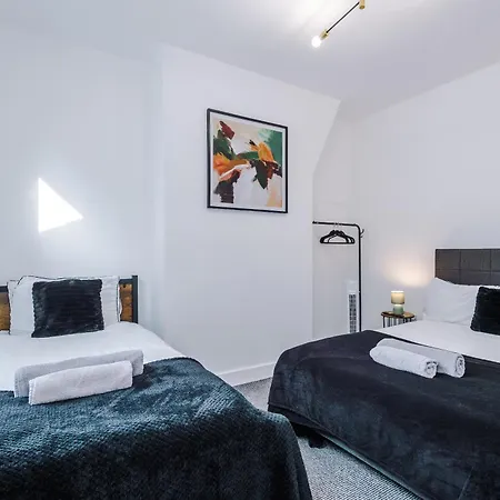 Game Zone, Trafford Centre Nearby, Sleeps 8 *