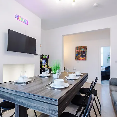 Game Zone, Trafford Centre Nearby, Sleeps 8 *