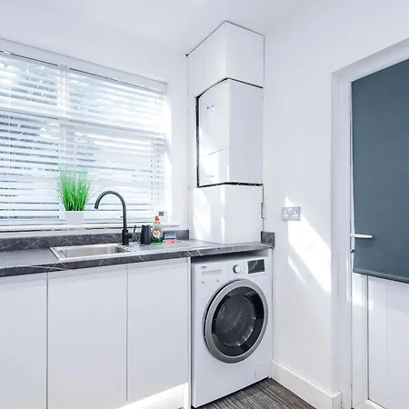 Prázdninový dům Game Zone, Trafford Centre Nearby, Sleeps 8 *