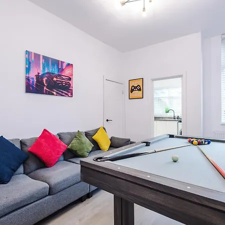Prázdninový dům Game Zone, Trafford Centre Nearby, Sleeps 8