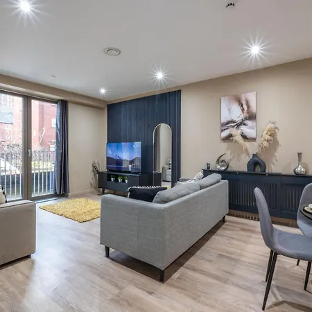 Luxury Townhouse Sleeps 8 Free Parking & Fast Wi-Fi Manchester