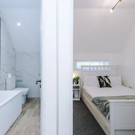 Дом отдыха Boutique Mcr With Games Table, Sleeps 9