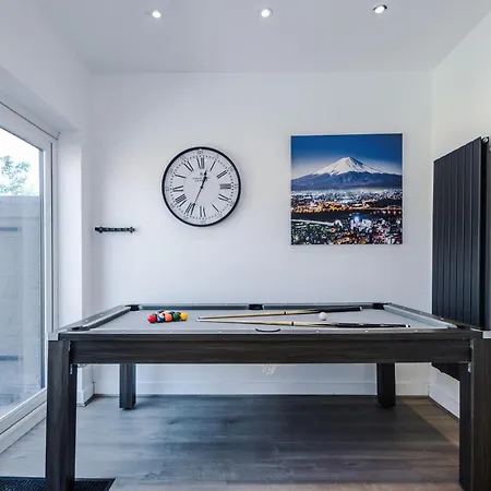 Дом отдыха Boutique Mcr With Games Table, Sleeps 9 Манчестер
