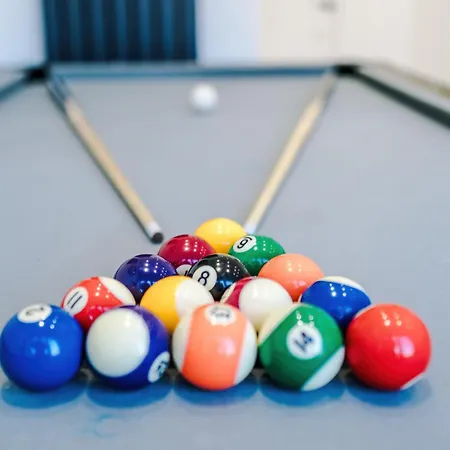 Boutique Mcr With Games Table, Sleeps 9 Дом отдыха