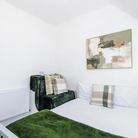 Boutique Mcr With Games Table, Sleeps 9 *