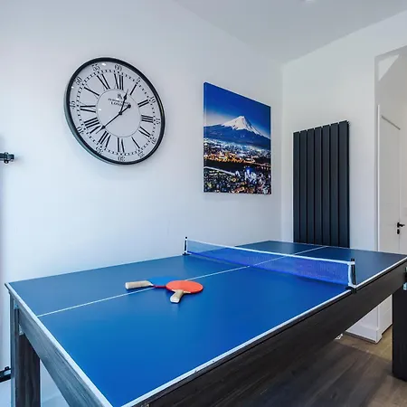 Boutique Mcr With Games Table, Sleeps 9 Дом отдыха *