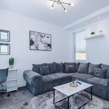 Boutique Mcr With Games Table, Sleeps 9 Дом отдыха