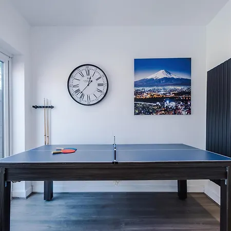 Boutique Mcr With Games Table, Sleeps 9 Дом отдыха