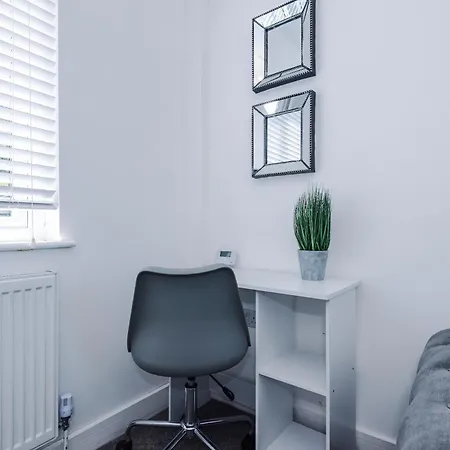 Дом отдыха Boutique Mcr With Games Table, Sleeps 9 *